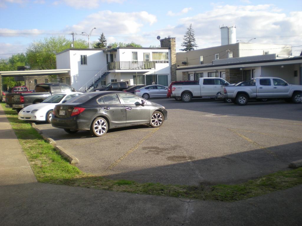 Motel Seigneurie De Vaudreuil Экстерьер фото